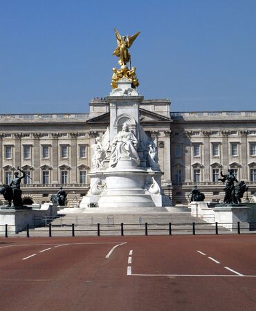 London, England, June 2007 -   Buckingham Palace and Queen Victoria Monumentのeditorial素材