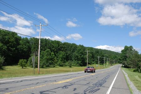 Stockbridge, Massachusetts, USA, July 2008 - highway in Berkshire mountains, with old sports carのeditorial素材