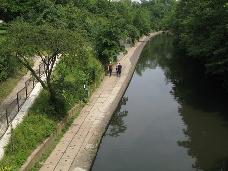London, England, May 2007 - walking along footpath of the Grand Union Canal near Regentのeditorial素材