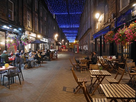 EDINBURGH - SEPTEMBER 2016:  Rose Street is a popular area for restaurants and pubs open late in the evening, as seen in Edinburgh circa 2016.のeditorial素材