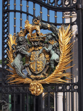 Royal Coat of Arms on Buckingham Palace Gateのeditorial素材