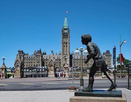 OTTAWA - JUNE 2017:   A statue of Terry Fox is across the street from Canada's Parliament building, depicting the one legged cancer survivor on his Marathon of Hope.のeditorial素材