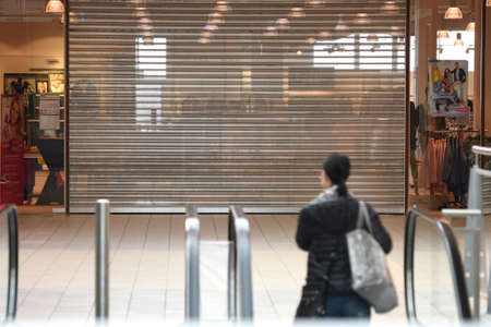 Closed shop with the scroll bar lowered, photographed in Gmunden -