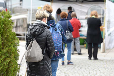 Corona crisis - At the weekly market in Gmunden (Upper Austria, Austria, Europe), attention is paid...