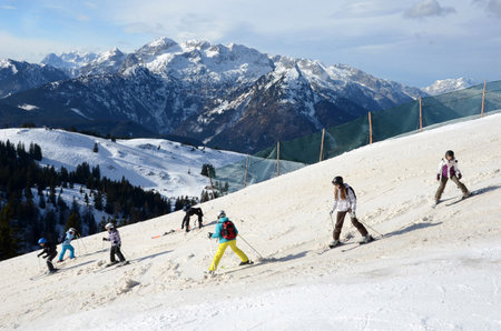 Winter sports in Austria, Gosau ski area, Zwieselalm (Salzkammergut, Gmunden district, Upper Austria, Austria)のeditorial素材