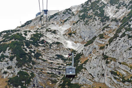 The cable car to the Krippenstein in the Salzkammergut in autumn (Obertraun, Gmunden district, Upper Austria, Austria)のeditorial素材