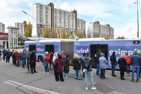 Many people who want to have a corona vaccination in front of a vaccination bus from the city of...
