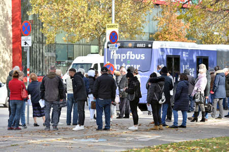 Many people who want to have a corona vaccination in front of a vaccination bus from the city of...
