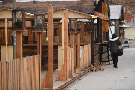Closed stalls at the Advent market in Linz's Volksgarten, the start of the market was postponed due to the high corona numbers, Austria, Europeのeditorial素材