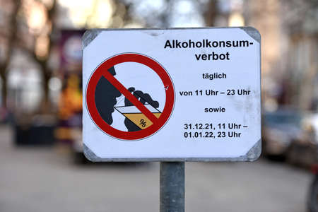 Sign prohibiting alcohol consumption in downtown Munich, Bavariaのeditorial素材