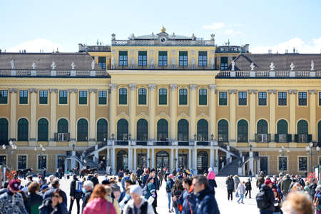 Many visitors and tourists at the world famous SchÃ¶nbrunn Palace in Vienna, Austriaのeditorial素材