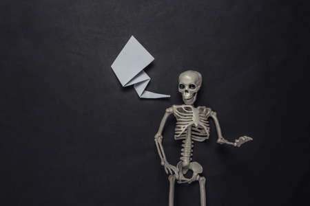 Skeleton with blank dialog cloud on black backgroundの写真素材