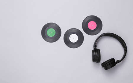 Stereo headphones with vinyl records on a gray background. top view. flat layの写真素材