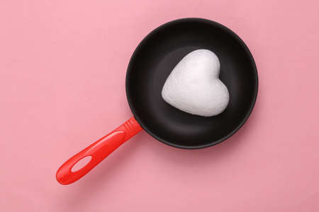 Pan with heart on pink background. Romantic, love concept, valentine's dayの写真素材