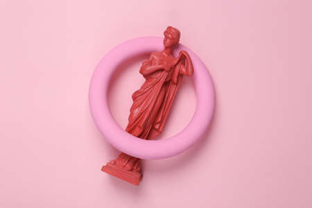 Antique pink statue venus with a circle on a pink background. Minimal still lifeの写真素材