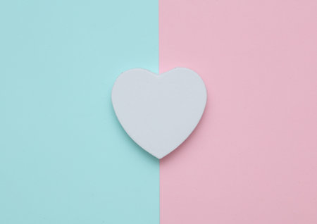 White box in the shape of heart on pink blue pastel backgroundの写真素材
