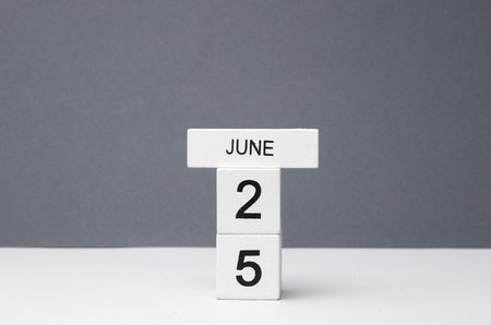 White block calendar with the date June 25 on white-gray background. Deadline, planning, business conceptの写真素材