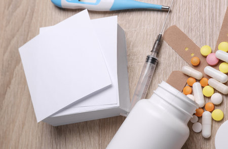 White blank memo cards and medicines on the tableの写真素材