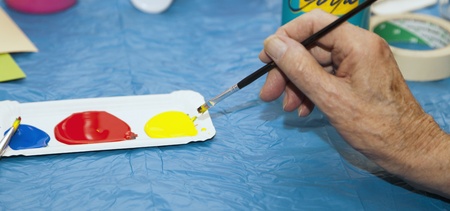 Hnde a 92-jhrigen elderly woman in an Easter egg paintingの写真素材