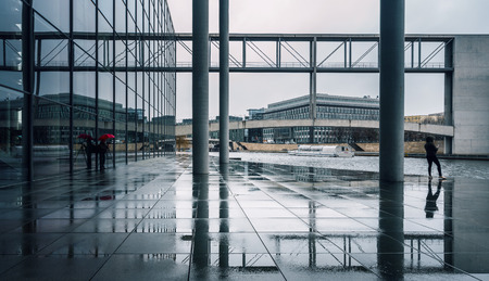 Paul Loebe Haus und die Spree bei typischem Aprilwetter in Berlin