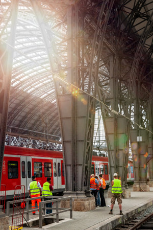 Workers at main station in frankfurt am mainのeditorial素材