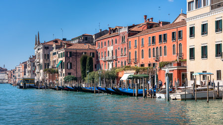 Houses, water canals, tourists and other sights in the lagoon city of Veniceのeditorial素材