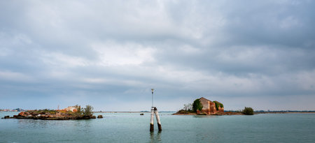 Houses, water canals, tourists and other sights in the lagoon city of Veniceのeditorial素材