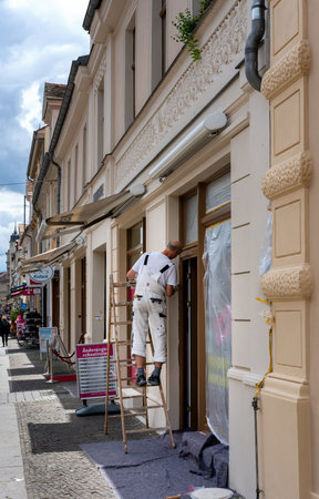 craftsman painting a house facadeのeditorial素材