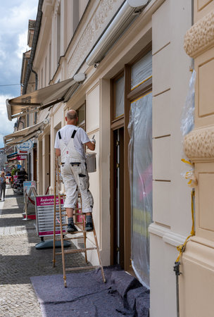 craftsman painting a house facadeのeditorial素材