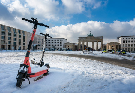 wintry scenes and emergency services of the berlin police in winter at the Brandeburger Torのeditorial素材