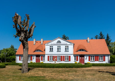 historic captain's house on the darÃ near the town of zingstのeditorial素材