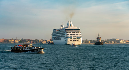 Cruise ship and other boats in Veniceのeditorial素材