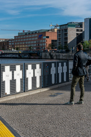 Memorial to the victims of the Berlin Wall on the Spree in Berlin's government districtのeditorial素材