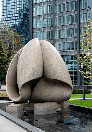 The artist's impression of continuity by Max Bill next to the Deutsche Bank building in Frankfurt am Mainのeditorial素材