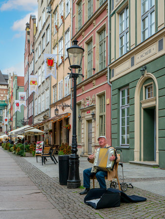 Houses and tourists in the old town of Gdansk, Polandのeditorial素材