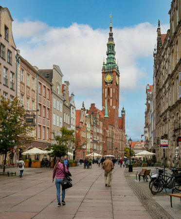 Houses and tourists in the old town of Gdansk, Polandのeditorial素材