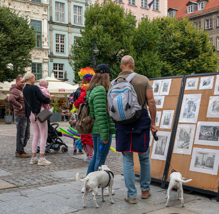 Houses and tourists in the old town of Gdansk, Polandのeditorial素材
