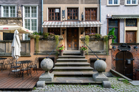 Houses and tourists in the old town of Gdansk, Polandのeditorial素材