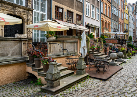 Houses and tourists in the old town of Gdansk, Polandのeditorial素材