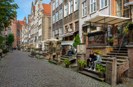 Houses and tourists in the old town of Gdansk, Polandのeditorial素材