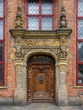 Houses and tourists in the old town of Gdansk, Polandのeditorial素材