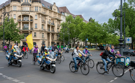 Berlin police accompanies a bicycle parade on KurfÃ¼rstendammのeditorial素材