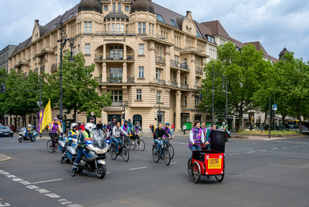 Berlin police accompanies a bicycle parade on KurfÃ¼rstendammのeditorial素材