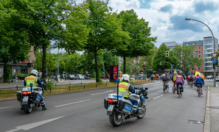 Berlin police accompanies a bicycle parade on KurfÃ¼rstendammのeditorial素材