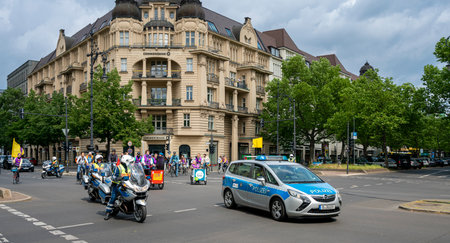 Berlin police accompanies a bicycle parade on KurfÃ¼rstendammのeditorial素材
