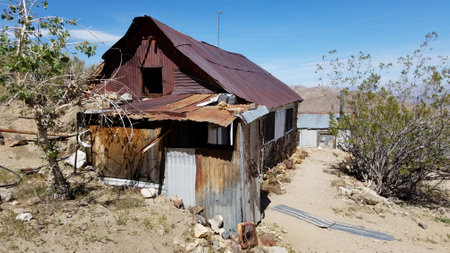 Well Preserved Wooden and Metal Miners Cabin in Death Valley, Californiaの写真素材