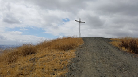 Menifee Cross Trail, Wide Hiking Trail to the Top of a Hill with a Large Crossの写真素材