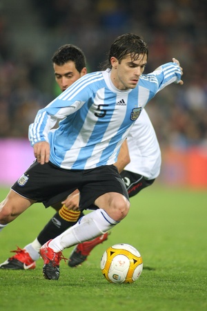 Argentinian player Fernando Gago in action during the friendly match between Catalonia vs Argentina at Camp Nou Stadium in Barcelona, Spain. Dec. 22, 2009のeditorial素材