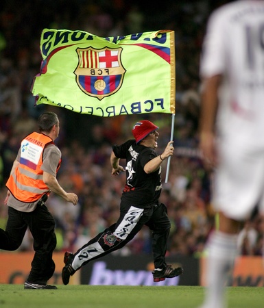 Spontaneous supporter of Barcelona during a friendly match between Bayern Munich and FC Barcelona at the Nou Camp Stadium on August 22, 2006 in Barcelona, Spainのeditorial素材