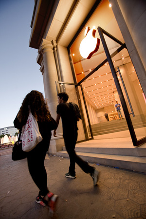 Shoppers at the Apple store in the city centre of Barcelona on May 23, 2014 in Barcelona, Spainのeditorial素材